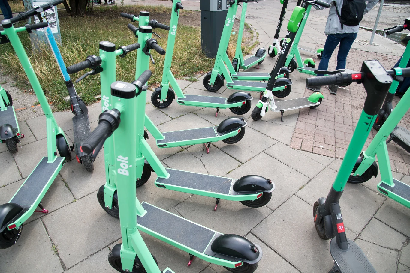 Nowe przepisy oznaczają koniec hulajnogowego bałaganu Nowe przepisy oznaczają koniec hulajnogowego bałaganu