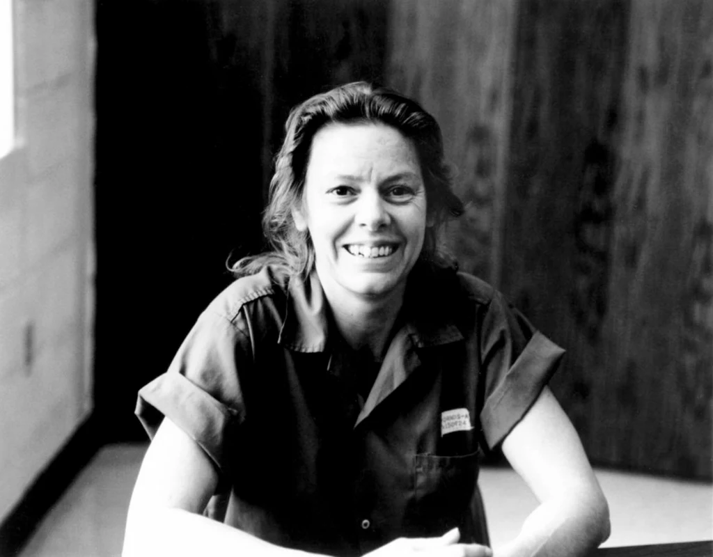 Aileen Wuornos urodziła się 29 lutego 1956 roku w Detroit. Matka oddała ją pod opiekę dziadków, gdy mała miała zaledwie kilka miesięcy. Nic dziwnego, sama miała sporo problemów - wyszła za mąż jako nastolatka, a już kilka lat później była rozwódką, której były mąż powiesił się w więzieniu, gdzie odsiadywał wyrok za gwałt na kilkuletniej dziewczynce. Aileen miała 12 lat, gdy dotarło do niej, że dziadkowie nie są jej rodzicami. Dzieciństwo dziewczynki nie należało do najszczęśliwszych. Uznana przez rówieśników za szkolną ofiarę, była regularnie bita i wyzywana, a później również wykorzystywana seksualnie. Po latach rówieśnicy przyznali, że już wtedy było w niej dużo agresji i buntu, wspominali ja wręcz jako "dzikuskę". Aileen wcześnie zainteresowała się także prostytucją - już jako nastolatka chętnie oddawała się kolegom ze szkoły za pieniądze, a wieku 13 lat zaszła w ciążę. Nie wiadomo, kto był ojcem dziecka, które zresztą zaraz po porodzie trafiło do adopcji. Dwa lata później babcia Aileen zapiła się na śmierć, a dziadek powiesił - dziewczyna nie miała już nikogo i postanowiła ruszyć przed siebie. Aileen Wuornos urodziła się 29 lutego 1956 roku w Detroit. Matka oddała ją pod opiekę dziadków, gdy mała miała zaledwie kilka miesięcy. Nic dziwnego, sama miała sporo problemów - wyszła za mąż jako nastolatka, a już kilka lat później była rozwódką, której były mąż powiesił się w więzieniu, gdzie odsiadywał wyrok za gwałt na kilkuletniej dziewczynce. Aileen miała 12 lat, gdy dotarło do niej, że dziadkowie nie są jej rodzicami. Dzieciństwo dziewczynki nie należało do najszczęśliwszych. Uznana przez rówieśników za szkolną ofiarę, była regularnie bita i wyzywana, a później również wykorzystywana seksualnie. Po latach rówieśnicy przyznali, że już wtedy było w niej dużo agresji i buntu, wspominali ja wręcz jako "dzikuskę". Aileen wcześnie zainteresowała się także prostytucją - już jako nastolatka chętnie oddawała się kolegom ze szkoły za pieniądze, a wieku 13 lat zaszła w ciążę. Nie wiadomo, kto był ojcem dziecka, które zresztą zaraz po porodzie trafiło do adopcji. Dwa lata później babcia Aileen zapiła się na śmierć, a dziadek powiesił - dziewczyna nie miała już nikogo i postanowiła ruszyć przed siebie.