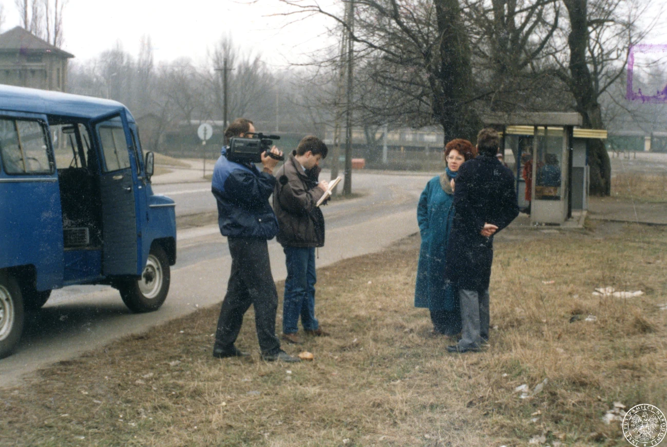 Dokumentacja eksperymentów śledczych do sprawy tzw. "toruńskich uprowadzeń" w lutym-marcu 1984 r. Przystanek autobusowy przy ul. Podgórskiej w Toruniu, naprzeciw Zakładów Radiowych i Telewizyjnych "ZARAT" (tj. miejsca zatrudnienia Antoniego Mężydło) 1991/03/18 