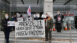  Manifestacja poparcia dla działacza KOD Andrzeja Majdana przed budynkiem Sądu Rejonowego w Radomiu