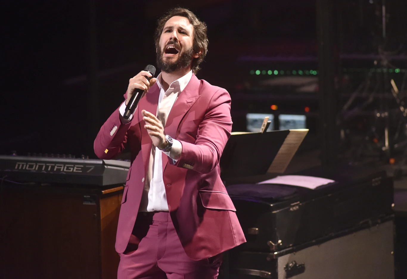 Legenda głosi, że Josh Groban, śpiewając na próbie z Celine Dion, sprawił, że szczęki poopadały. Co prawda na gali wystąpił już Andrea Bocelli, ale młodego wokalistę z prób dobrze sobie zapamiętała Rosie O'Donnell, prowadząca galę. O'Donnell zaprosiła Grobana do swojego własnego programu, przedstawiając go widzom jako "Opera Boy". Od tego czasu jego kariera zaczęła rozwijać się w zawrotnym tempie. Specjalnie dla niego twórca serialu "Ally McBeal" wymyślił rólkę Malcolma Wyatta. Widzom tak spodobała się ta nowa, drugoplanowa postać, że napisali do telewizji tysiące listów, w których domagali się kolejnych odcinków z jego udziałem. Legenda głosi, że Josh Groban, śpiewając na próbie z Celine Dion, sprawił, że szczęki poopadały. Co prawda na gali wystąpił już Andrea Bocelli, ale młodego wokalistę z prób dobrze sobie zapamiętała Rosie O'Donnell, prowadząca galę. O'Donnell zaprosiła Grobana do swojego własnego programu, przedstawiając go widzom jako "Opera Boy". Od tego czasu jego kariera zaczęła rozwijać się w zawrotnym tempie. Specjalnie dla niego twórca serialu "Ally McBeal" wymyślił rólkę Malcolma Wyatta. Widzom tak spodobała się ta nowa, drugoplanowa postać, że napisali do telewizji tysiące listów, w których domagali się kolejnych odcinków z jego udziałem.