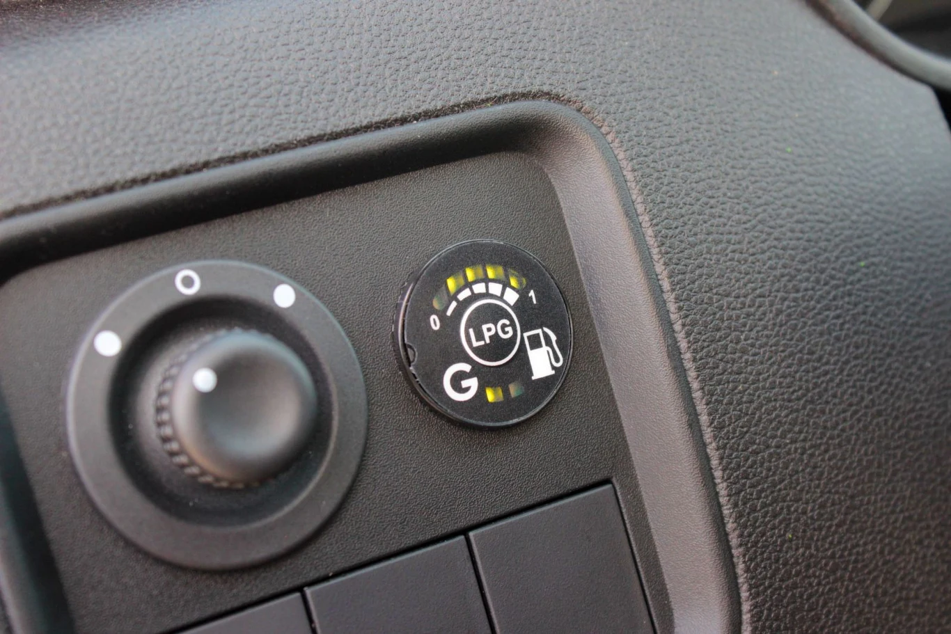 Kierowca nie widzi przełącznika LPG. Zasłania go kierownica Kierowca nie widzi przełącznika LPG. Zasłania go kierownica