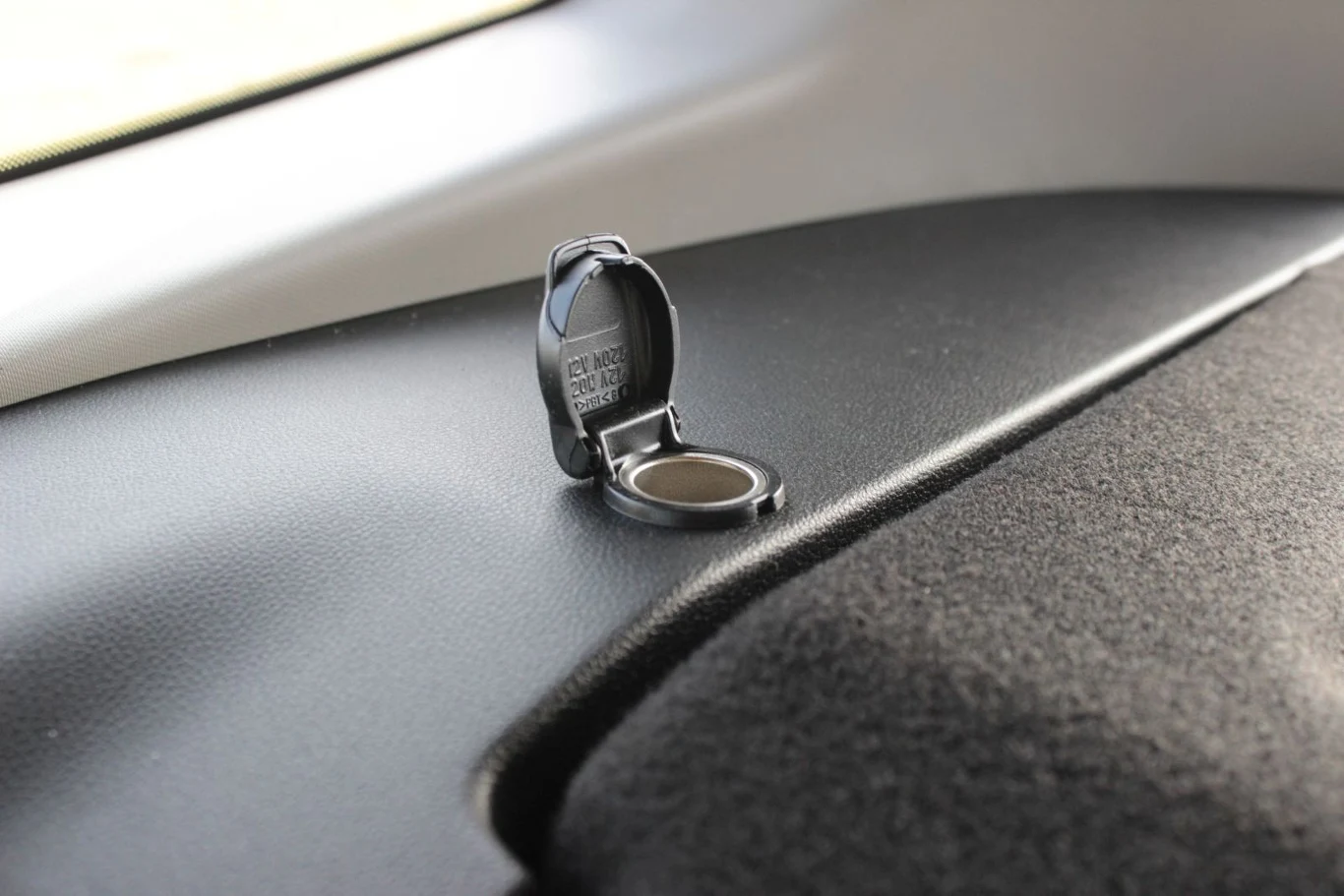 Umieszczenie gniazda 12V w tym miejscu nie jest zbyt wygodne Umieszczenie gniazda 12V w tym miejscu nie jest zbyt wygodne