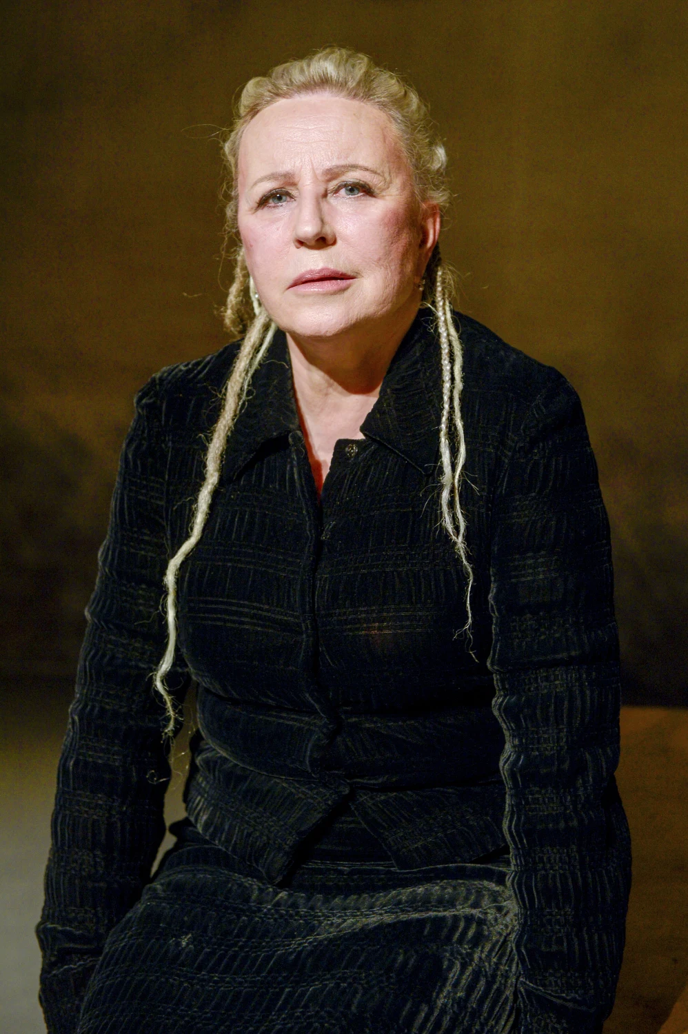 Dramat Jarosława Mikołajewskiego opowiada historię poetki, która uświadamia sobie, że gdy umrze, mąż nie będzie miał środków finansowych na jej pogrzeb. Dlatego też próbuje "załatwić" sobie miejsce spoczynku w Alej Zasłużonych. I nie chodzi tu o wielkie ambicje gwiazdy pióra czy żądzę zaszczytów, ale rzecz prozaiczną - brak pieniędzy. Sposób jej prosty - poetka chce, aby koszt pogrzebu spadł na koszt państwa.

Janda zaznaczyła w rozmowie z PAP, że "jest to opowieść o małżeństwie, które uświadamia sobie (...) że gdyby umarli to nie mają po prostu pieniędzy na pogrzeb". "Wymyślają sobie, że trzeba załatwić sobie grób i pogrzeb za darmo od państwa, ponieważ ona jest wybitną pisarką i poetką. I tu wyłania się kwestia oceny, czy ktoś zasługuje na Aleję Zasłużonych? Jak wiemy, w Polsce jest to w tej chwili temat gorący" - dodała.

Czy sama widzi się w Alei Zasłużonych? "Ja muszę leżeć obok mojego męża. Mam swój rodzinny grób, leżą tam moi rodzice, mąż, i ja tam będę leżała. Na ewangelickim cmentarzu przy ul. Młynarskiej! Żadnej Alei Zasłużonych, mamy grób dla całej rodziny, dziewięć miejsc, a może i więcej" - aktorka zastrzega w ostatniej rozmowie z Tomaszem Domagałą (domagalasiekultury.pl).