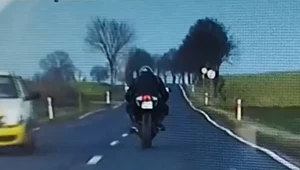 Nie wiedział, że ucieka przed policją, bo głośno słuchał muzyki. Na motocyklu