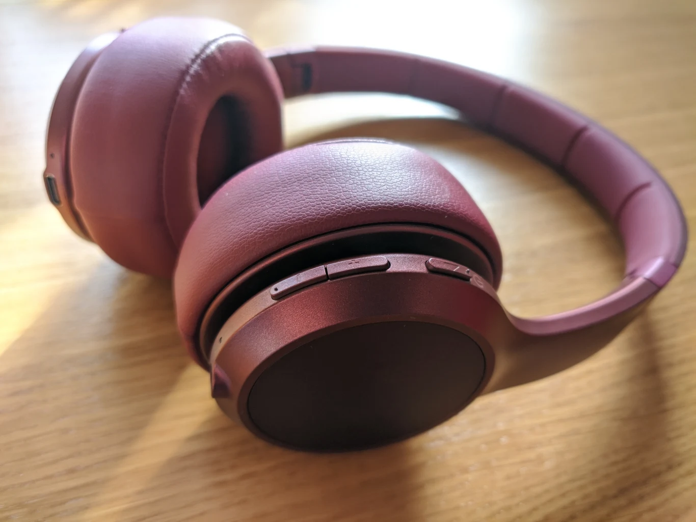 Model Code ANC dostępny jest w kilku różnych kolorach. Ruby Red to odważna, ale zdecydowanie wyróżniająca się, propozycja Model Code ANC dostępny jest w kilku różnych kolorach. Ruby Red to odważna, ale zdecydowanie wyróżniająca się, propozycja