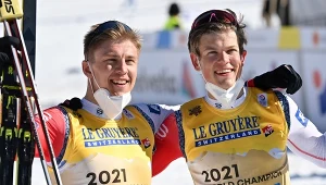 Erik Valnes (z lewej) i Johannes Hoesflot Klaebo (R)