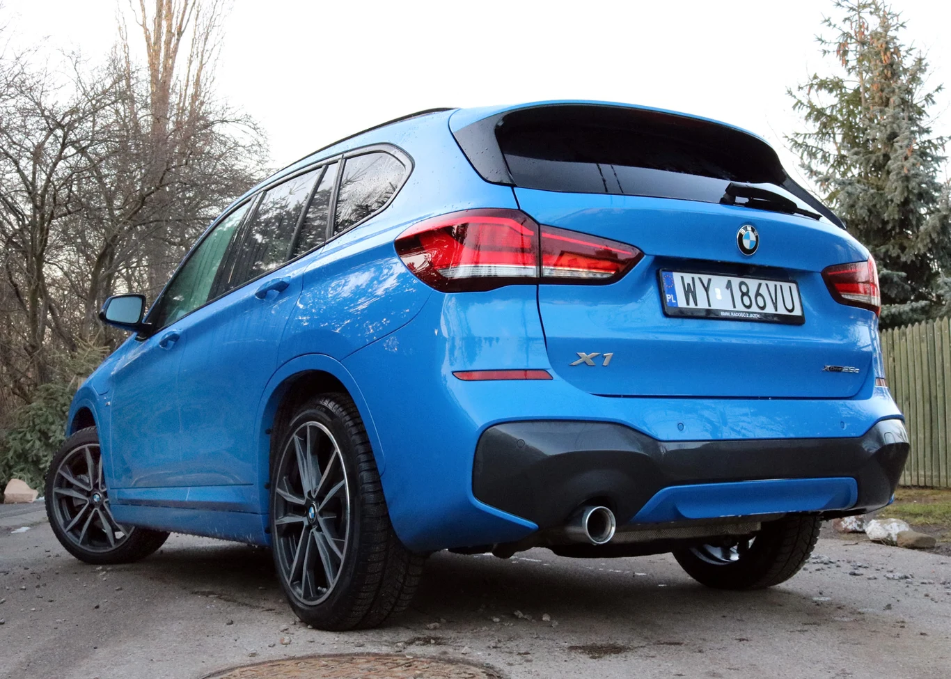 BMW X1 xDrive 25e BMW X1 xDrive25e, kompaktowy SUV drugiej generacji na tle miejskiego krajobrazu.