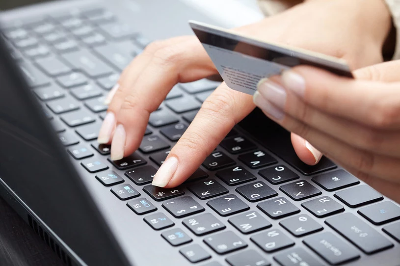 Cyberprzestępcy, wykorzystując phishing, podszywają się pod wiele instytucji