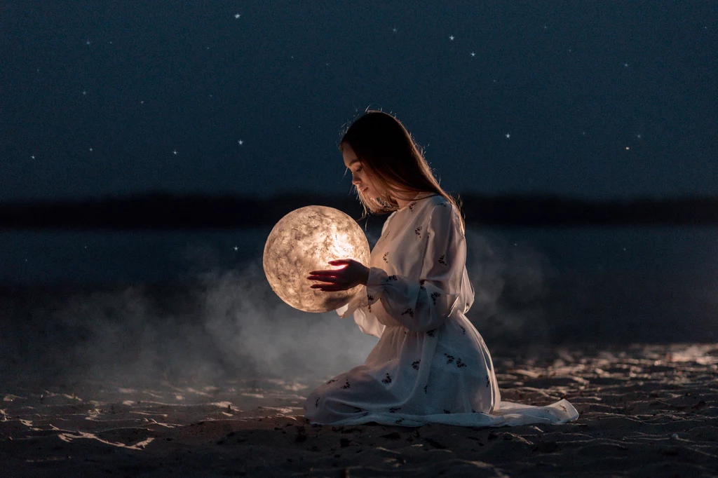 Lew Urodzony na przełomie lipca i sierpnia Lew zajmuje drugie miejsce w astrologicznym rankingu. To bardzo ciekawa postać, która uwielbia być w centrum uwagi. Zdarzają mu się kompleksy, jednak zazwyczaj nie ma sobie nic do zarzucenia. Jest osobą hojną, pomocną i bardzo rodzinną. Ponad wszystko nie lubi owijania w bawełnę, a jego prostolinijność niektórym przeszkadza. Nigdy nie wątpi w siebie i z nadzieją spogląda w przyszłość. Kiedy trzeba coś zrobić – po prostu działa, nie szukając żadnych wymówek. Z drugiej strony to jednak przekonany o swoim geniuszu uparciuch. Ale przynajmniej ambitny. Lew Urodzony na przełomie lipca i sierpnia Lew zajmuje drugie miejsce w astrologicznym rankingu. To bardzo ciekawa postać, która uwielbia być w centrum uwagi. Zdarzają mu się kompleksy, jednak zazwyczaj nie ma sobie nic do zarzucenia. Jest osobą hojną, pomocną i bardzo rodzinną. Ponad wszystko nie lubi owijania w bawełnę, a jego prostolinijność niektórym przeszkadza. Nigdy nie wątpi w siebie i z nadzieją spogląda w przyszłość. Kiedy trzeba coś zrobić – po prostu działa, nie szukając żadnych wymówek. Z drugiej strony to jednak przekonany o swoim geniuszu uparciuch. Ale przynajmniej ambitny.