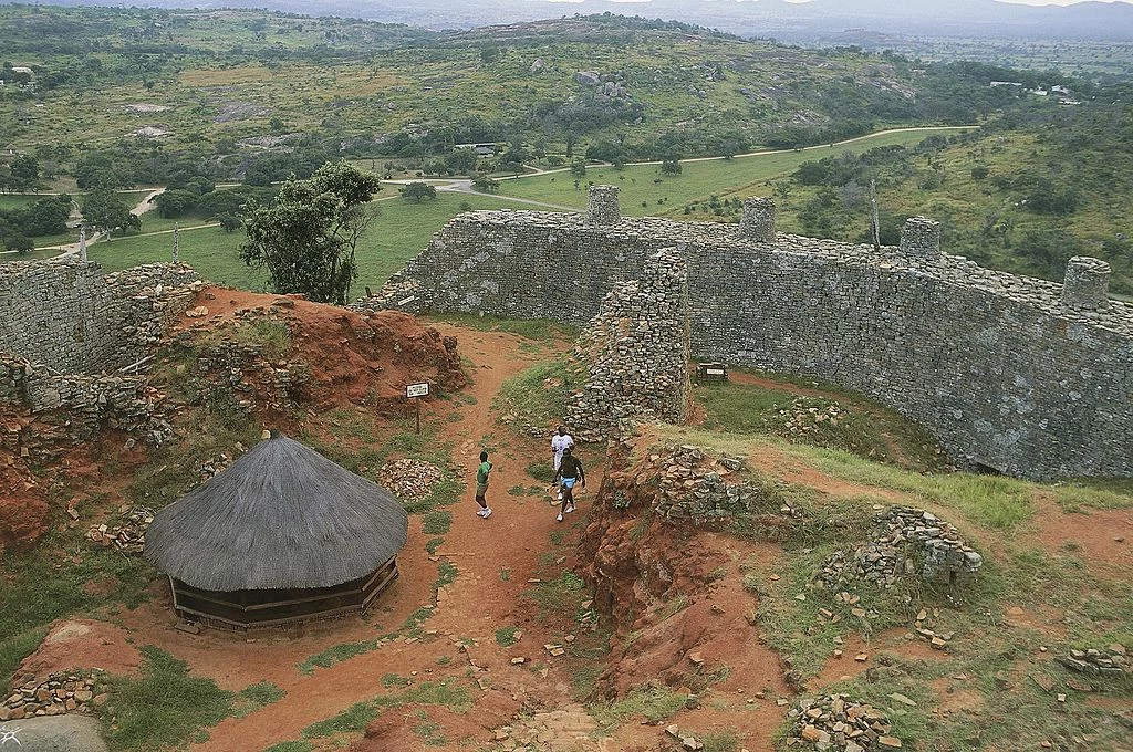Wielkie Zimbabwe Masywne zabudowania odkrył w 1868 roku Adam Renders, myśliwy i poszukiwacz przygód. Wieść o ruinach szybko się rozniosła, a na miejscu zaroiło się od badaczy. Prace archeologiczne trwały latami. Dziś wiadomo, że kompleks ruin pochodzi prawdopodobnie z XI-XV wieku, a jej rozmiary są nieporównywalne do którychkolwiek zabudowań znalezionych na kontynencie. W mieście znajdowała się świątynia, akropol i wiele budynków mieszkalnych, wzniesionych z granitowych kostek. Badacze są zgodni, że budowle wznieśli przodkowie plemion Szona, założyciele imperium Monomotapa. To nie oznacza, że zagadka Wielkiego Zimbabwe jest rozwiązana. Wciąż trudno odpowiedzieć na wiele pytań, dotyczących pochodzenia ludności, która miała zamieszkiwać miasto. Archeolodzy mają podejrzenia, że mogli być spokrewnieni z Egipcjanami. 