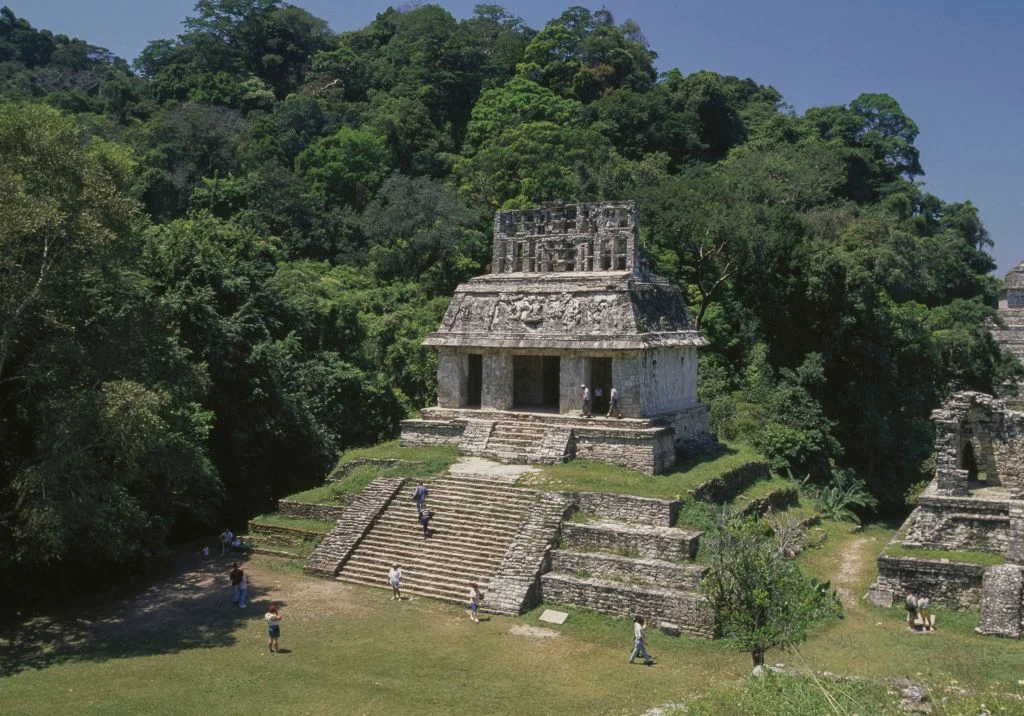 Palenque Od wieków fascynuje archeologów oraz turystów. Pierwsza wzmianka na temat miasta pochodzi z 1567 roku. Pedro Lorenzo de la Nada natknął się na nie, gdy przemierzał okolicę. Po tym odkryciu Hiszpanie zaczęli wysyłać coraz częściej grupy ludzi na miejsce, aby odkrywać tajemnice miasta. Bilans wizyt jest zaskakujący. Okazuje się, że przez te wszystkie lata Palenque jest najczęściej odwiedzanym ośrodkiem Majów. Nazwa „Palenque” oznacza palisadę, która niegdyś otaczała to skupisko pięknych budynków. Badacze pracujący po dziś dzień w archeologicznym kompleksie nieustannie odkrywają kolejne pozostałości po wielkiej cywilizacji Majów. Dzięki świetnie zachowanym inskrypcjom odtworzyli również losy dynastii rządzącej. 