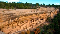 Mesa Verde

Na terenie Parku Narodowego Masa Verde znajdują się tajemnicze zabudowania, które niegdyś były domem dla ludu Anasazi. Rdzenni mieszkańcy przepadli jednak bez wieści, pozostawiając po sobie liczne osiedla prekolumbijskie. Istnieje teoria, która mówi o niszczącej spokojne życie ludności klęsce żywiołowej. 

Zabudowa zwana pueblo rozpala wyobraźnię turystów i naukowców. Nadal sporą trudność przysparza określenie dokładnej daty jej powstania. Najpopularniejszym z osiedli jest Pałac Klifowy, określany również mianem największej takiej konstrukcji w całej Ameryce Północnej. Prawdopodobnie w złotym okresie Mesa Verde zamieszkiwało go aż 100 osób. 
