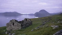 Hvalsey 

Gdy myślimy o Wikingach, najczęściej lokalizujemy ich na obecnych terenach Norwegii lub Islandii. Najlepiej zachowana osada władców mórz znajduje się jednak na Grenlandii. Wikingowie przybyli tu na przełomie X i XI wieku, osiedlając się w południowej części wyspy, niedaleko miasteczka Qaqortoq. 

Swego czasu Hvalsey było w centrum wyspiarskiego życia. Osada stanowiła największe i najludniejsze ze wszystkich grenlandzkich osiedli. W XV wieku ostatni mieszkańcy opuścili zabudowania. Do dziś nie są znane przyczyny tego wyludnienia. 

Obecnie ze sporej osady pozostały wyłącznie ruiny kilku domów oraz najlepiej zachowane pozostałości kamiennego kościoła.
