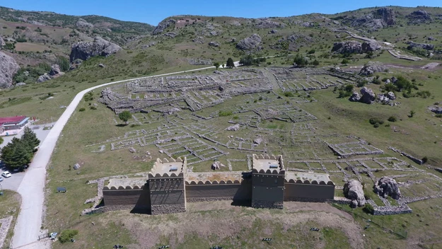 Hattusa 

Stolica dawnego imperium hetyckiego wciąż wzbudza sensacje. To kolejne miasto, które mieszkańcy opuścili z niewyjaśnionych przyczyn. Naukowcy mają jednak kilka teorii. Hattusa miała zostać zdobyta przez Ludy Morza, a to wiązało się z końcem istnienia państwa. Inna hipoteza mówi o tym, że Hetyci opuścili swoje domy, uciekając przed wrogiem i sami podłożyli ogień w mieście.

Badania archeologiczne rozpoczęto w 1906 roku. Dzięki nim ustalono, że Hattusa pełniła wcześniej funkcję faktorii handlowej związaną z kolonią kupiecką w Kanesz. Zabudowania zrównano z ziemną po tym, jak przejął je król Anitta i zabronił odbudowy pod groźbą kary śmierci. Zniszczenia naprawił król Hattusilis I, mianując miasto stolicą hetyckiego państwa. 

Otoczonych solidnym murem zabudowań strzegły reliefy wojowników, sfinksów i lwów. Wewnątrz znajdowały się nie tylko budynki mieszkalne, ale również zespoły świątynne czy jedna z największych bibliotek znalezionych na terenie obecnego Bliskiego Wschodu.
