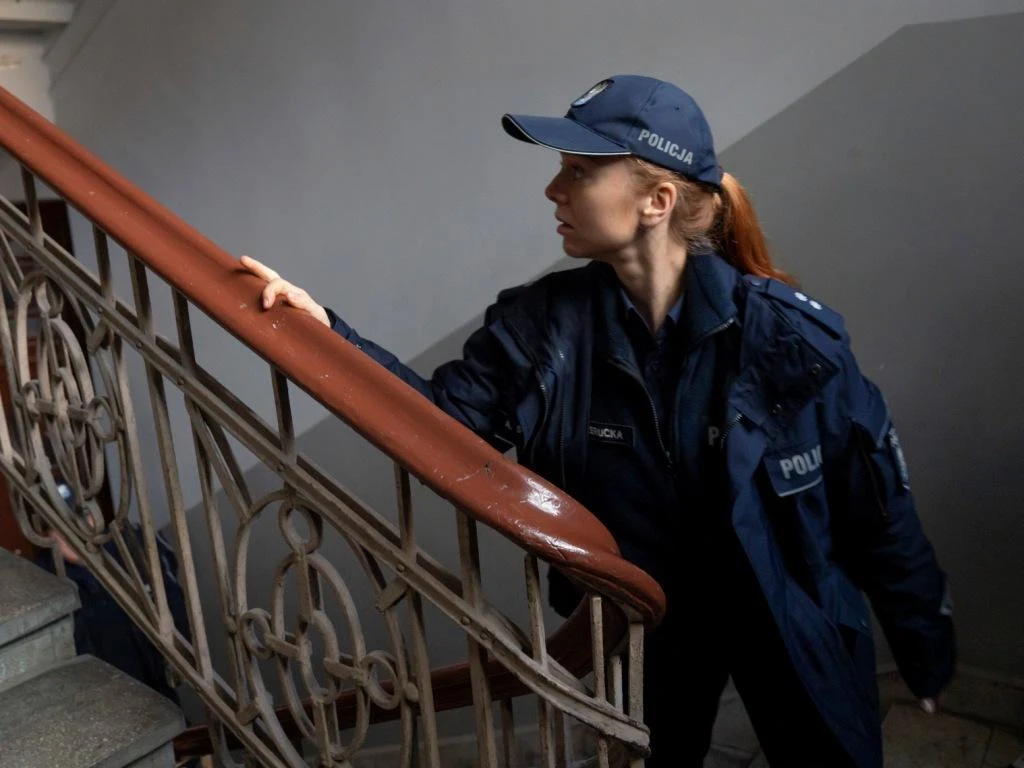 Spokój mieszkańców kamienicy na warszawskim Mokotowie burzy pojawienie się rzekomego, prawnego właściciela budynku. Stosując bezwzględne metody, mężczyzna zaczyna zmuszać kolejne rodziny do wyprowadzki. Najbardziej zdeterminowana w walce o prawo do swego mieszkania jest Janina Markowska (Sławomira Łozińska). Kobieta nie zamierza opuścić domu, w którym jej rodzina mieszka od ponad 70 lat. 