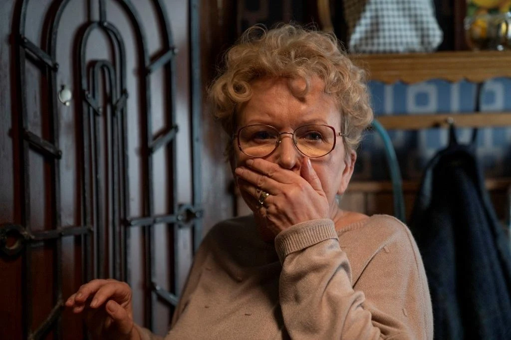 Mija dziesięć lat od śmierci Jolanty Brzeskiej, działaczki Warszawskiego Stowarzyszenia Lokatorów. Ikona walki o prawa lokatorskie sprzeciwiała się mafii reprywatyzacyjnej; nie zgadzała się na radykalne podwyżki czynszów, nachodzenie lokatorów w domach, uciążliwe remonty nieruchomości czy wreszcie eksmisje. Dekadę temu wyszła z domu i nie wróciła, kilka dni po zgłoszeniu jej zaginięcia, w Lesie Kabackim znaleziono zwęglone ciało kobiety. Sprawców zabójstwa wciąż nie odnaleziono.