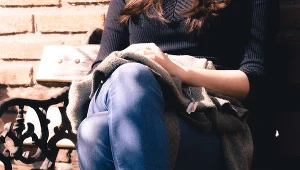 W jakiej pozycji siedzisz najczęściej? Jak układasz nogi? Sprawdź, co to o tobie mówi