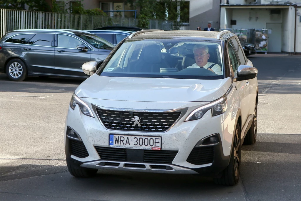 Czym jeżdżą polscy parlamentarzyści? Na fot. senator Stanisław Karczewski w Peugeocie 5008