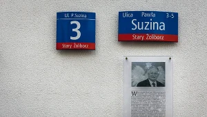 Tablica pamiątkowa poświęcona Lechowi Kaczyńskiemu, który zginał 10 kwietnia 2010 roku w katastrofie smoleńskiej