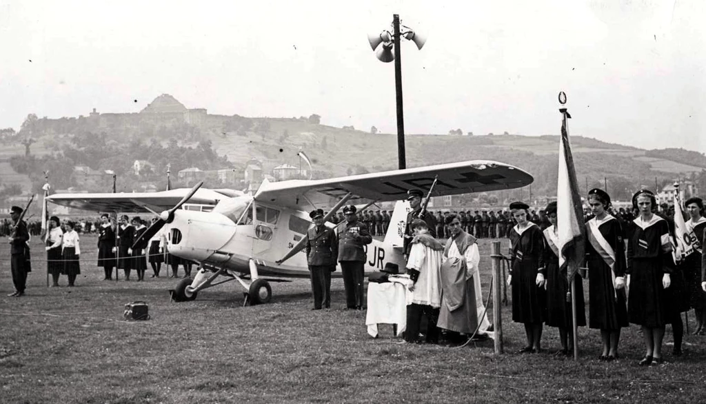 Samolot sanitarny RWD-13s "Św. Urszula" ufundowany przez Zakłady Naukowo-Wychowawcze i uczennice Sióstr Urszulanek, na krakowskich Błoniach, 18 czerwca 1939 r.