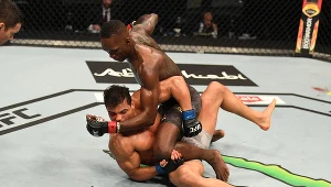 Israel Adesanya uderza Paula Costę