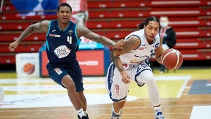 Zawodnik Polpharmy Starogard Gd. Trevon Allen (z prawej) i Donovan Jackson z Polskiego Cukru Toruń