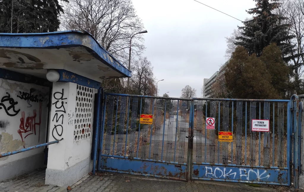 Brama główna stadionu Gwardii Warszawa - stan obecny. Brama główna stadionu Gwardii Warszawa - stan obecny.