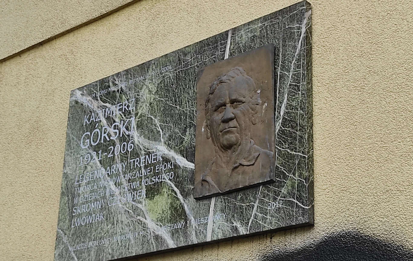 Tablica na bloku, w którym mieszkał Kazimierz Górski przy ulicy Madalińskiego 49/51