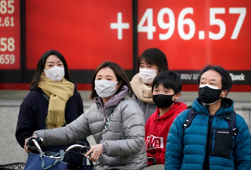 Szczepionki na Covid-19 marki Pfizer mogą już być w Japonii przechowywane w zwykłych zamrażarkach medycznych (PAP/EPA/FRANCK ROBICHON) Szczepionki na Covid-19 marki Pfizer mogą już być w Japonii przechowywane w zwykłych zamrażarkach medycznych (PAP/EPA/FRANCK ROBICHON)