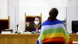 Zdjęcie z procesu aktywistek oskarżonych o obrazę uczuć religijnych