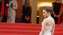 Pochód panien młodych zamykała Olivia Culpo w sukni z kolekcji Ralph & Russo z 2016, jednak bez peleryny i wianka z jakimi była oryginalnie prezentowana.