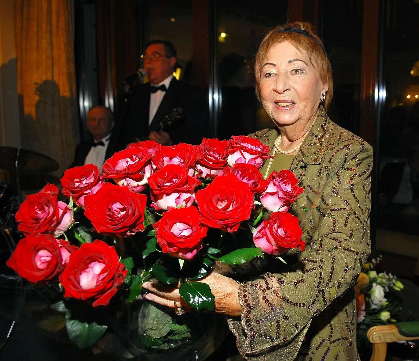 "Podczas jej 98. urodzin życzyłem jej 130 lat. Miałem nadzieję, że Irena Kwiatkowska, która światu pokazała bardzo dużo, pokaże również, że może być najdłużej żyjącą osobą na świecie. Uważam, że ten wiek, którego pani Irena dożyła, jest dla nas wielkim szczęściem. To, że niebiosa jej pozwoliły tyle lat żyć i tyle zagrać to wielkie szczęście dla nas widzów. Wykorzystała każdy ułamek swojego życia" - Artur Andrus wspominał aktorkę. Irena Kwiatkowska zmarła 3 marca 2011 roku w Domu Artystów Weteranów Scen Polskich w Skolimowie. Miała 98 lat.