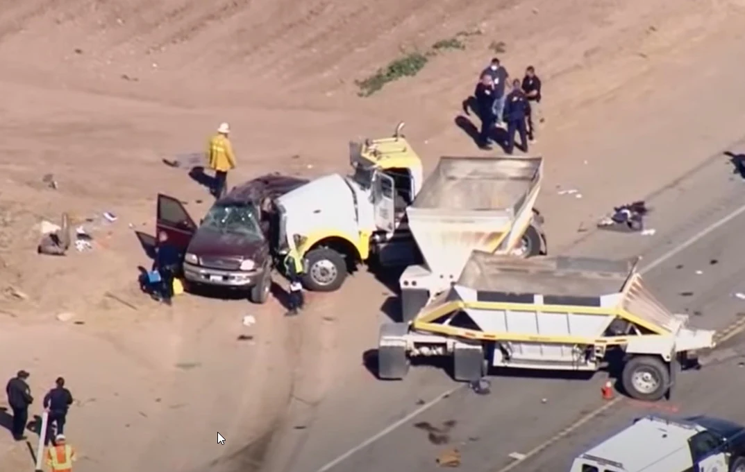 Kierowca Forda, wiózł kilkanaście osób i wjechał pod ciężarówkę Kierowca Forda, wiózł kilkanaście osób i wjechał pod ciężarówkę