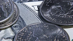 Kurs euro hamuje, kurs dolara zawraca ...