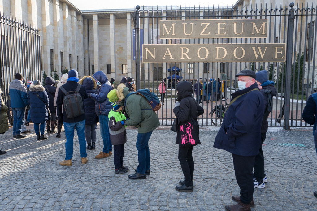 Kolejka przed Muzeum Narodowym w Warszawie tuż po zluzowaniu obostrzeń