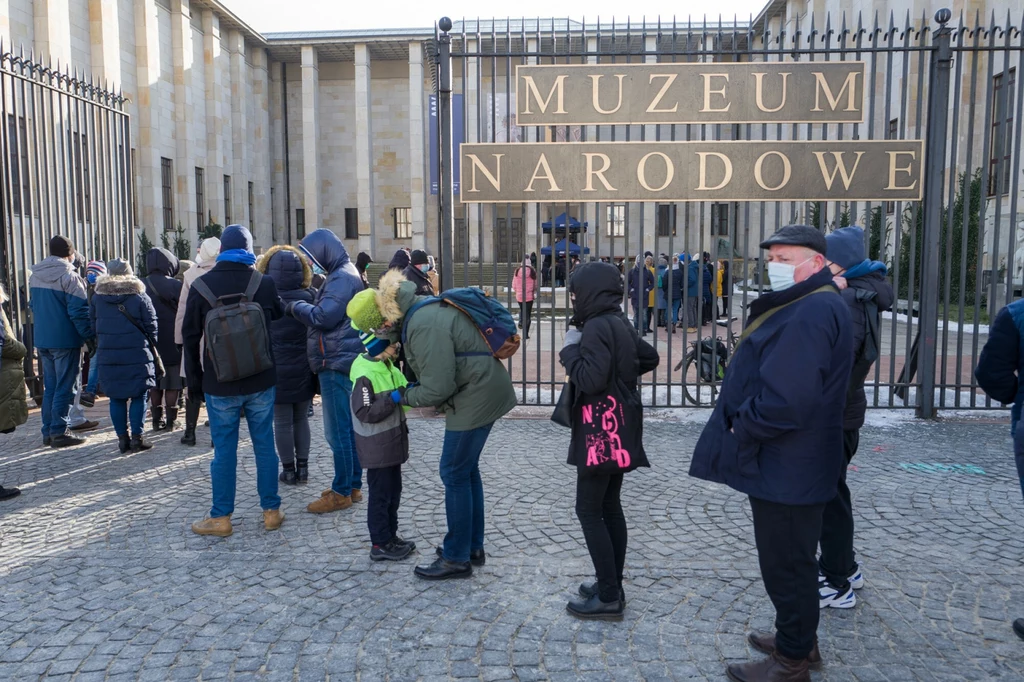 Kolejka przed Muzeum Narodowym w Warszawie tuż po zluzowaniu obostrzeń Kolejka przed Muzeum Narodowym w Warszawie tuż po zluzowaniu obostrzeń
