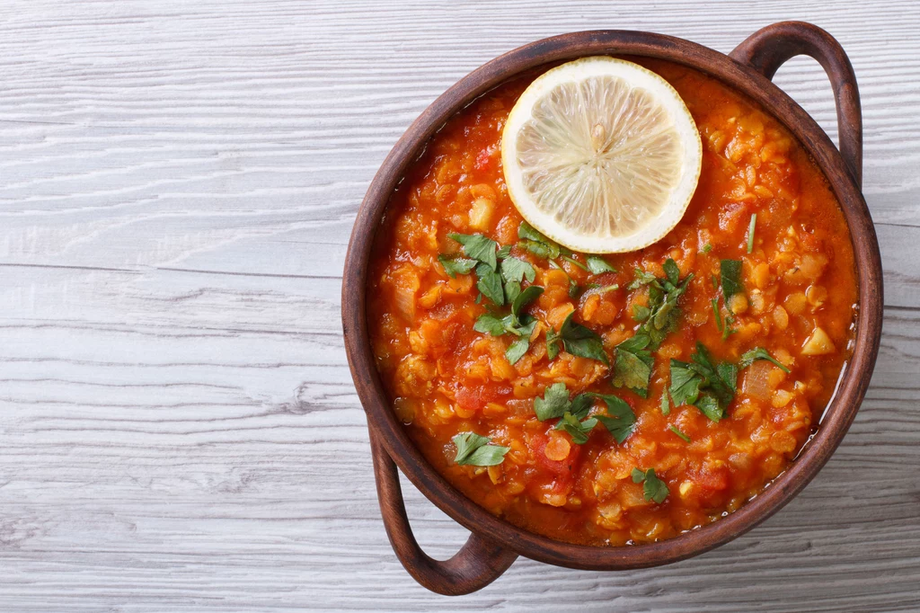 Wegetariańskie curry z soczewicy to bardzo sycący i treściwy posiłek, mimo braku mięsnej wkładki