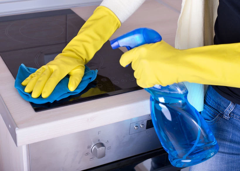 Podczas używania środków czystości powinno się zakładać rękawice