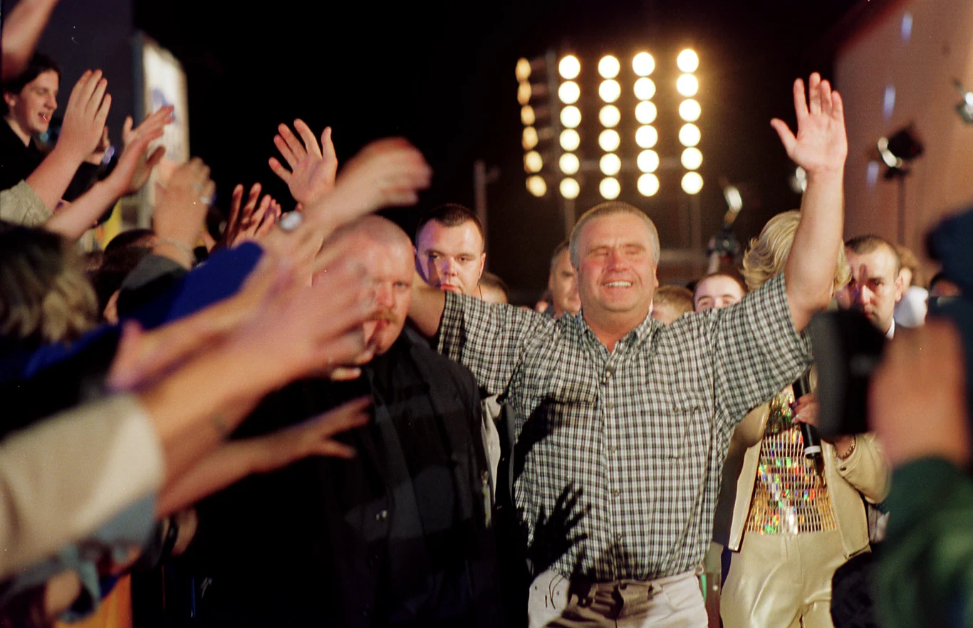 Janusz Dzięcioł wygrał pierwszą edycję programu "Big Brother". Był posłem na Sejm VI i VII kadencji. "Wybudowałem dom, kupiłem samochód, wydałem córkę za mąż" - mówił, pytany o to, na co przeznaczył zdobytą w programie wygraną.

Dzięcioł zginął w grudniu 2019 roku w wypadku samochodowym na przejeździe kolejowym w Białym Borze pod Grudziądzem.