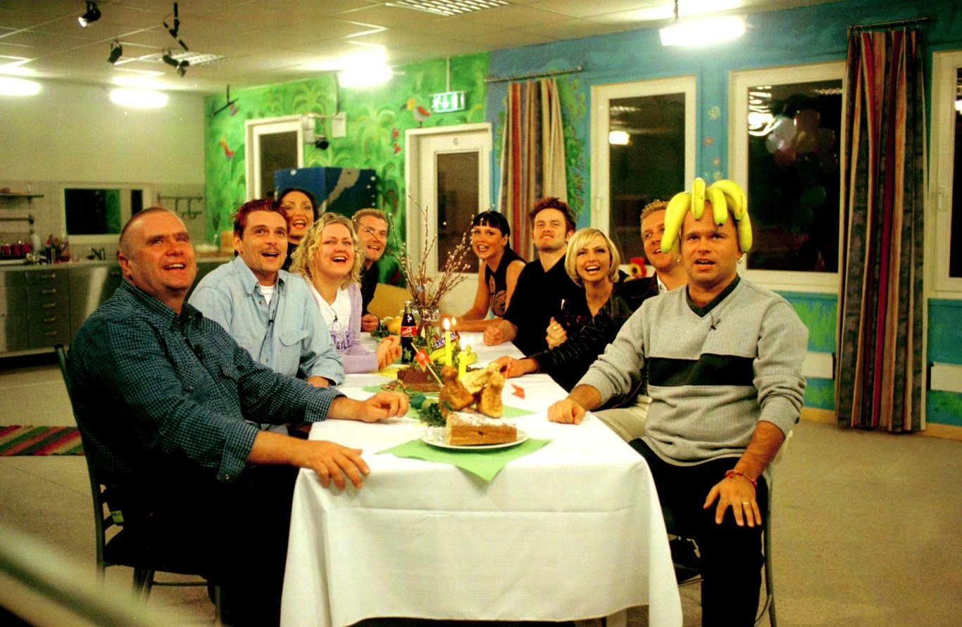 Polska wersja "Big Brothera" zadebiutowała wiosną 2001 roku na antenie TVN. Był to pierwszy klasyczny reality-show w polskiej telewizji.

Popularność zdobyło kilkoro jej charakterystycznych uczestników, m.in. zwycięzca Janusz Dzięcioł, Sebastian Florek (obaj zostali później posłami), Piotr Gulczyński, Klaudiusz Sevković, Manuela Michalak czy Piotr Lato. Efektem tej popularności był film "Gulczas, a jak myślisz", zrealizowany w 2001 roku przez Jerzego Gruzę i jego sequel "Yyyreek!!! Kosmiczna nominacja".