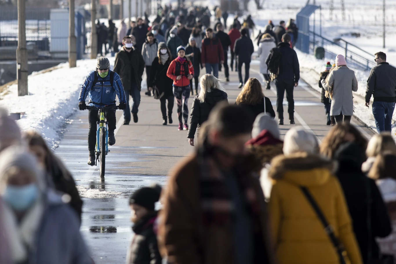 Polacy korzystają ze słonecznej pogody; nie wszyscy mają maseczki Polacy korzystają ze słonecznej pogody; nie wszyscy mają maseczki
