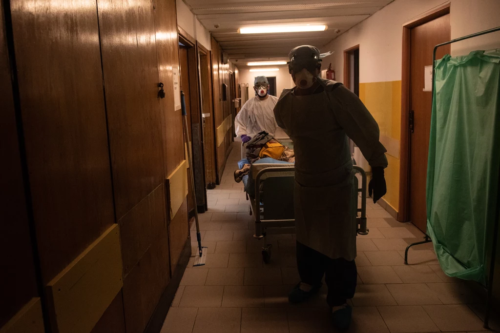 Na zdj. praca lekarzy i pielęgniarek w szpitalu Bródnowskim na oddziale zakaźnym w czasie epidemii koronawirusa Na zdj. praca lekarzy i pielęgniarek w szpitalu Bródnowskim na oddziale zakaźnym w czasie epidemii koronawirusa