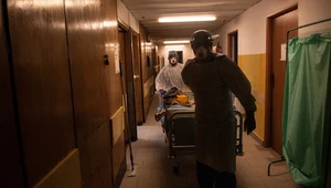 Na zdj. praca lekarzy i pielęgniarek w szpitalu Bródnowskim na oddziale zakaźnym w czasie epidemii koronawirusa