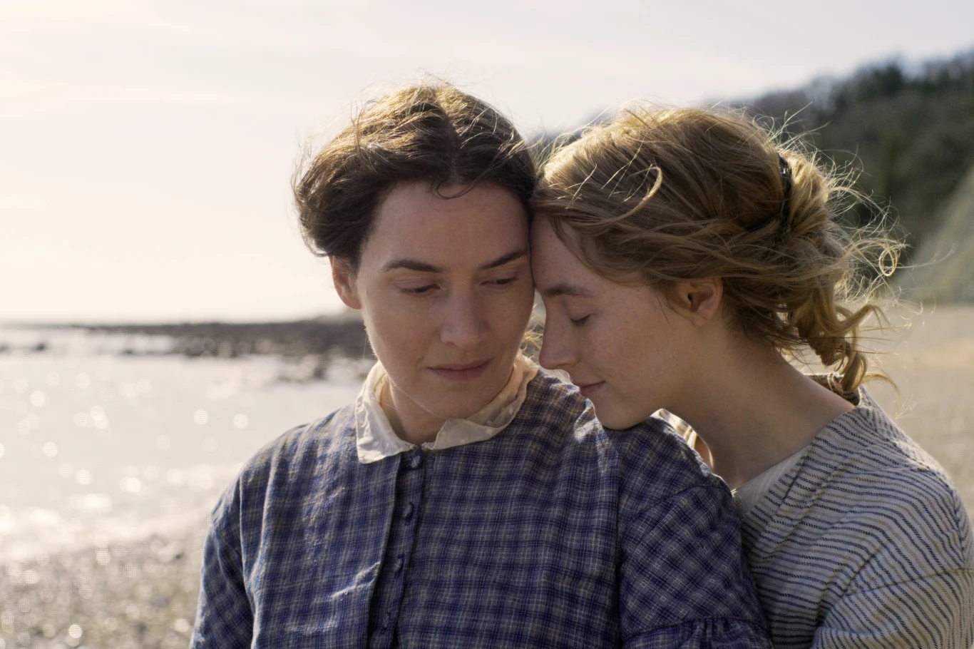 Kate Winslet i Saoirse Ronan w filmie "Amonit"