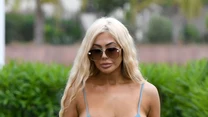 Chloe Ferry to jedna z najpopularniejszych celebrytek i skandalistek Wielkiej Brytanii. Prócz mocnych zdjęć, gdzie eksponuje swoje wdzięki, Chloe kocha zaskakiwać fanów nowinkami ze swojego życia. Ostatnio ogłosiła zaręczyny z 58-letnim biznesmenem. Fani pokochali jej pozytywne nastawienie do życia i wieczną chęć zabawy. 