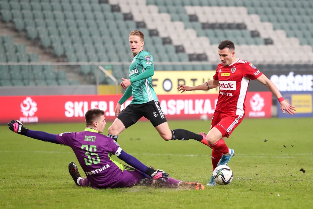 Tiago Alves mija Cezarego Misztę. Za moment piłka znajdzie się w bramce Legii Tiago Alves mija Cezarego Misztę. Za moment piłka znajdzie się w bramce Legii