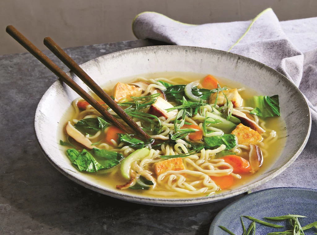 Wegański ramen, fot. Nicole Franzen z książki "Rośliny przede wszystkim. 101 najlepszych przepisów fleksitariańskich"