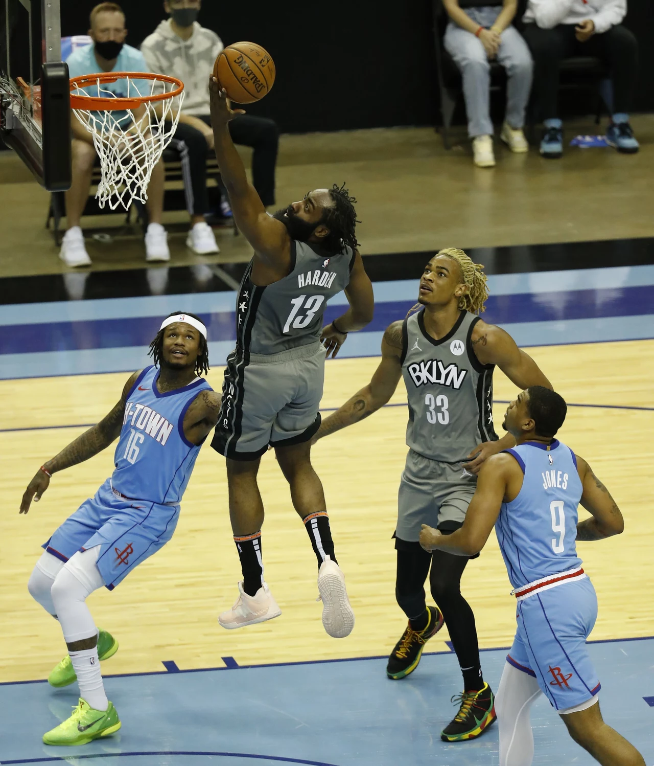 James Harden w akcji na kosz James Harden w akcji na kosz