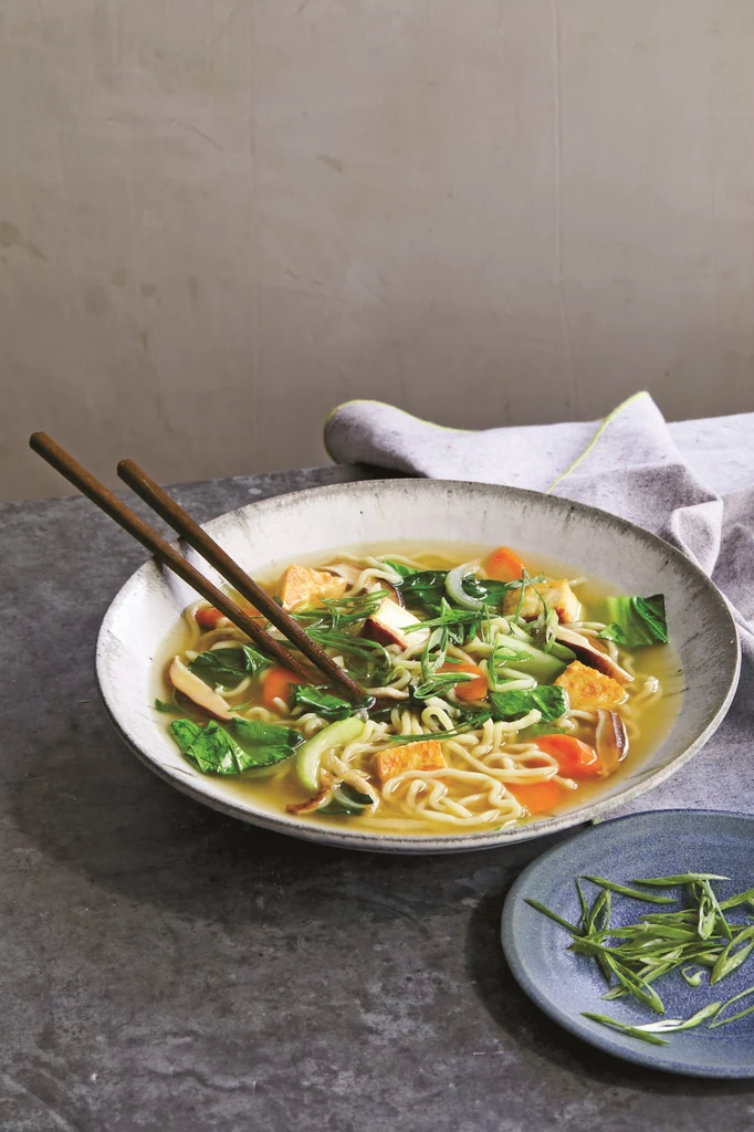 Wegański ramen, fot. Nicole Franzen z książki "Rośliny przede wszystkim. 101 najlepszych przepisów fleksitariańskich"